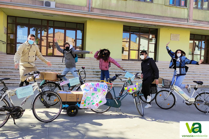 i ragazzi di magvenezia che si sono occupati delle consegne delle borracce di venezia ambiente